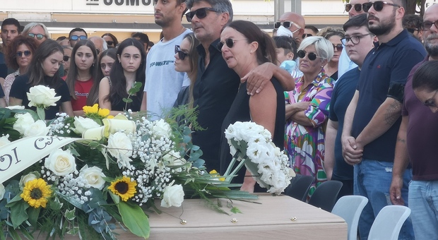 Travolta e uccisa da un ubriaco, piazza gremita per l'addio a Flavia: la città di Roseto si ferma (foto Newpress)