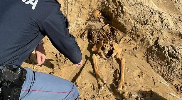 Ossa umane sulla spiaggia di Gaeta: risalgono al periodo antico, appartengono a un uomo di 60 anni
