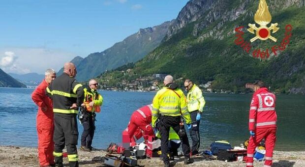 Si tuffa nel torrente per salvare il cane finito nell'acqua gelida, i vigili del fuoco lo ritrovano in profondità nel lago di Lugano: morto il turista 34enne