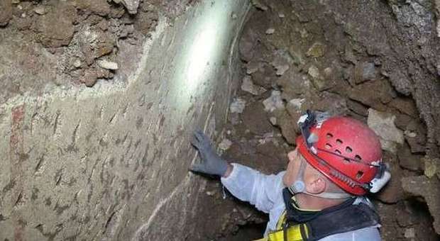 Roma, scavano per una tubatura e trovano una stanza affrescata di 2000 anni fa