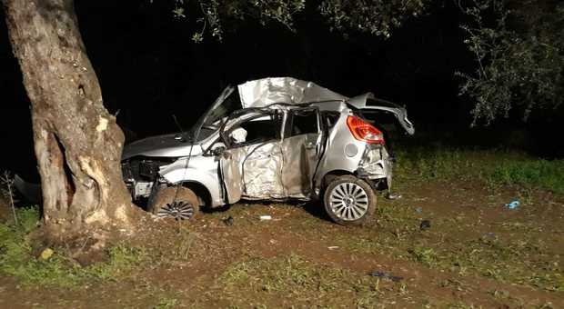 L'auto distrutta dopo l'impatto contro l'albero