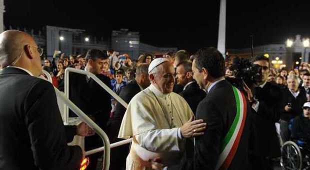 Papa Francesco fa fermare la papamobile e scende a salutare il sindaco Marino