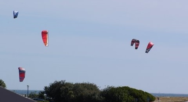 Il paradiso del kitesurf nelle acque cristalline davanti a Città del Capo
