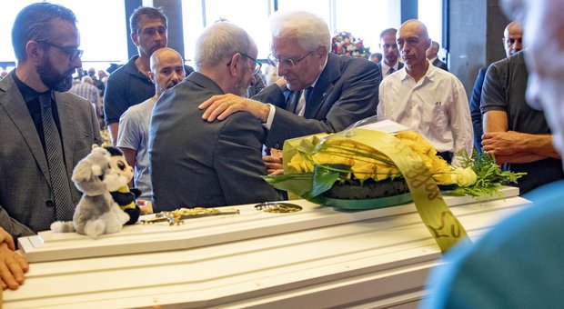 Funerali, Bagnasco: «Genova è ferita, ma non si arrende». L'Italia si è fermata
