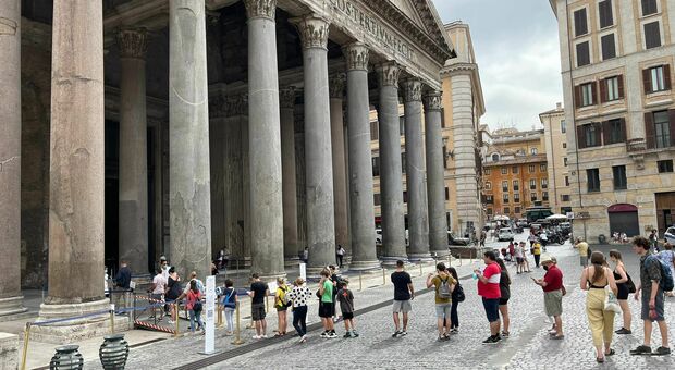 Bentornati turisti: ecco la fila per visitare il Pantheon
