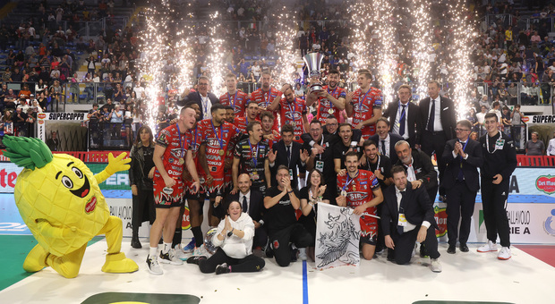 La premiazione della Sir Susa Vim Perugia dopo la vittoria in rimonta sulla Lube: quinta Supercoppa per la squadra di Gino Sirci