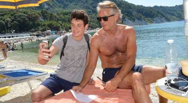 Roberto Mancini a Portonovo Si concede a selfie e autografi