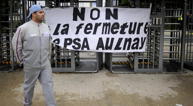 Uno degli operai dello stabilimento di Aulnay vicino Parigi protesta contro la decisione dell'azienda