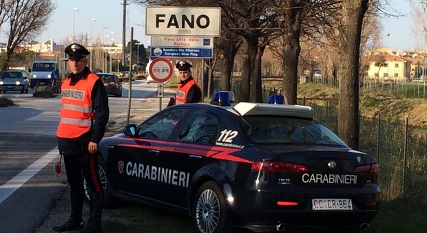 Fano, danneggia auto e aggredisce i passanti: carabinieri devono sedarlo