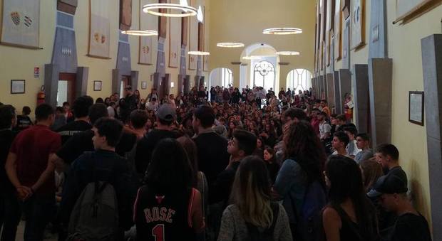 «Mancano spazi per i giovani», 300 studenti occupano il Comune di Sorrento