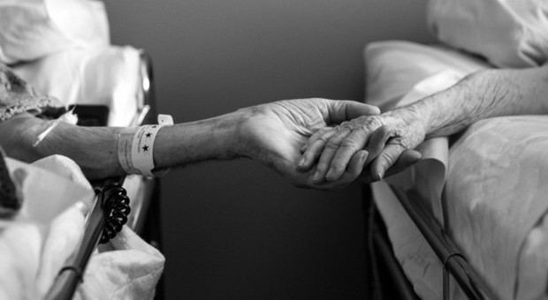 ​Sposati per 62 anni, marito e moglie muoiono mano nella mano a poche ore di distanza