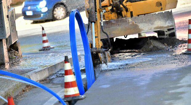 Il punto in cui l'escavatrice ha rotto il tubo a via Montanucci (Foto Luciano Giobbi)