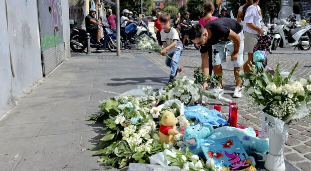 Bambino morto a Napoli, il quartiere di via Foria in silenzio chiede silenzio e rispetto: «Basta foto e video»