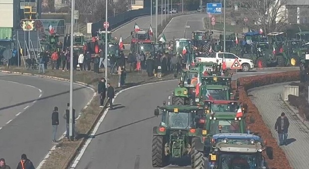 Protesta degli agricoltori, cento trattori arrivano a Verona contro le importazioni, a tutela del territorio e delle piccole imprese