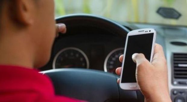 «Sequestro dello smartphone per chi telefona alla guida e immediato ritiro della patente»