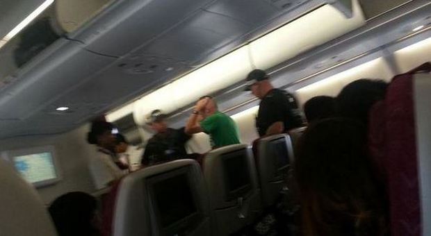 Volo con pacco sospetto a bordo scortato all'aeroporto di Manchester: uomo arrestato per falso allarme bomba