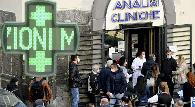 Covid, l'allarme dell'Ats di Milano: «La gente si contagia facendo la fila per il tampone»