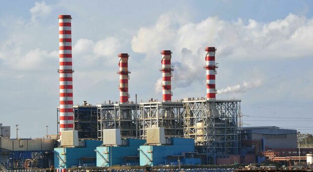 Le tre ciminiere della centrale di Tirreno Power e, a sinistra, quella della centrale Enel a carbone