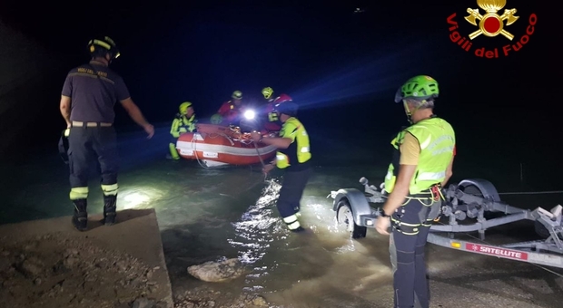 Difficile salvataggio di due persone sul lago di Ravedis