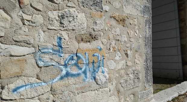 Amelia, vandali in azione. Sbombolettate le mura a Porta della Valle