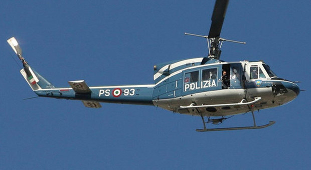 Un elicottero della Polizia controlla il traffico dall'alto