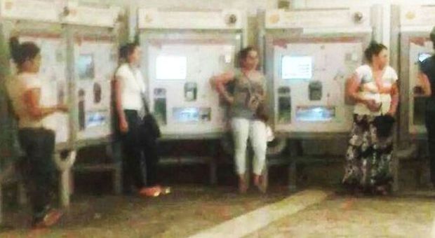 Metro, c'è il pizzo sul biglietto: macchinette presidiate dai rom