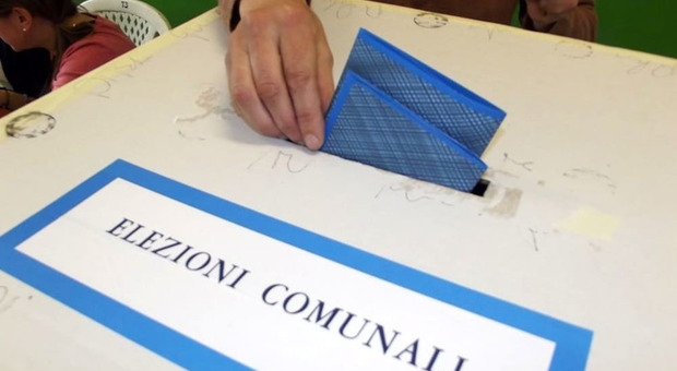 Elezioni comunali, a Milano la sfida per il sindaco è a 13 candidati e 28 liste. Solo due donne e due no vax. Scheda "lenzuolo"
