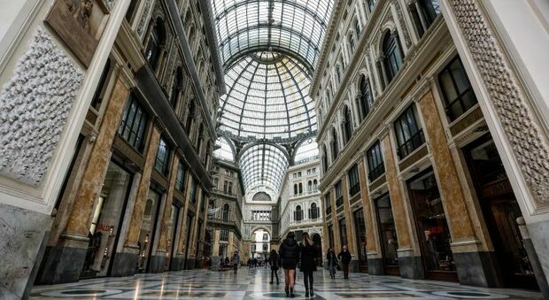 Napoli, la Galleria piena di turisti: riecco i signori del falso