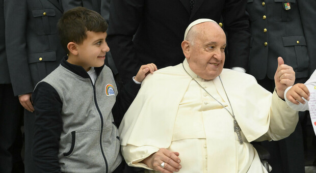 Papa Francesco: «Denatalità a picco anche perché tanti italiani preferiscono avere dei cani invece che dei bambini»