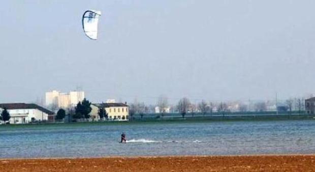 C'è anche chi fa kitesurf nelle zone allagate del Padovano (foto di Alessandro Paulan)