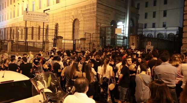 Prof suicida a Napoli, stasera la veglia degli studenti davanti al liceo Vico
