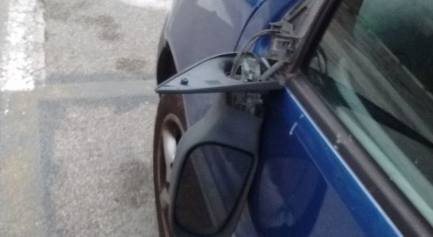 San Benedetto, movida molesta: i teppisti distruggono gli specchietti delle auto parcheggiate