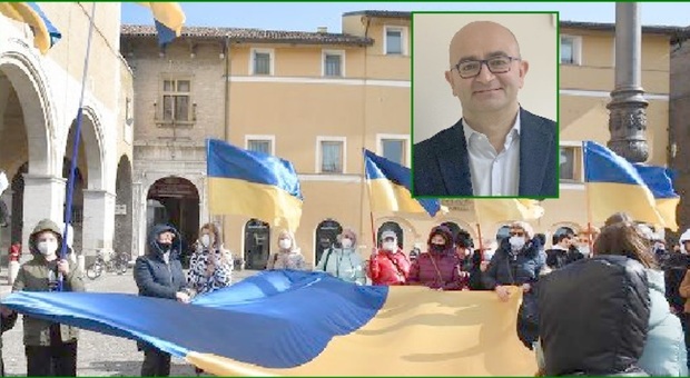 L'assessore e presidente dell'Ats 6 Dimitri Tinti e le bandiere ucraine in piazza Venti Settembre a Fano