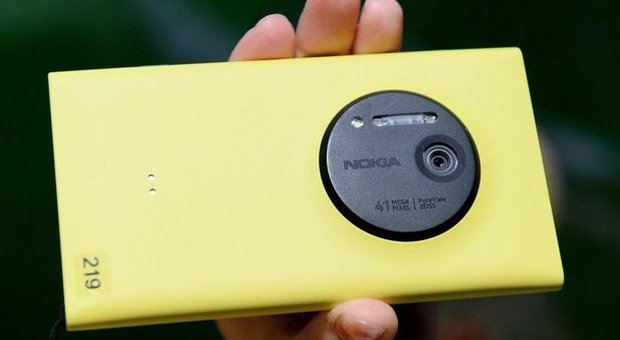 Il Nokia Lumia 1020 con fotocamera da 41 megapixel (Ansa)