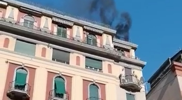 Napoli: fiamme e fumo dal terrazzo, paura a Mergellina