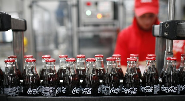 Coca Cola, lotti ritirati: «Nelle bottigliette di vetro possibile presenza di corpi estranei»