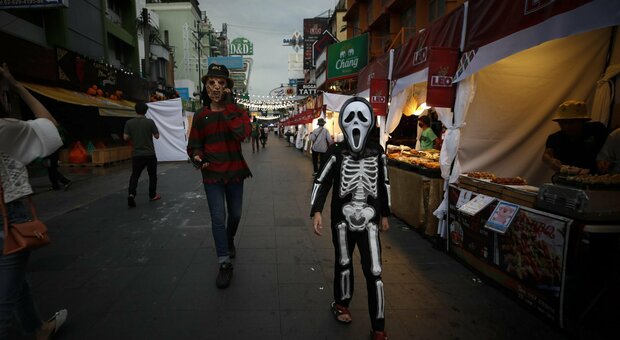 In alcune città le celebrazioni di Halloween si sono svolte per la strada