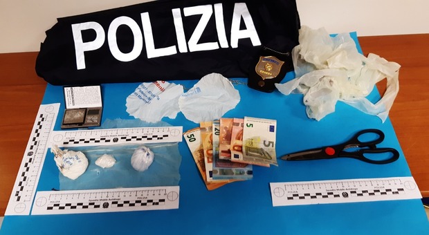 La cocaina e i soldi sequestrati dalla polizia