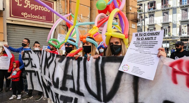 Scuole aperte a Napoli, la protesta dei conducenti di scuolabus: «Siamo allo stremo»