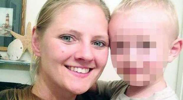 Bimbo di due anni spara alla mamma e la uccide: tragedia in un supermercato Usa