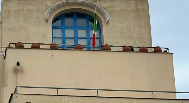 Capri, in Piazzetta sventola il Tricolore per il 25 aprile