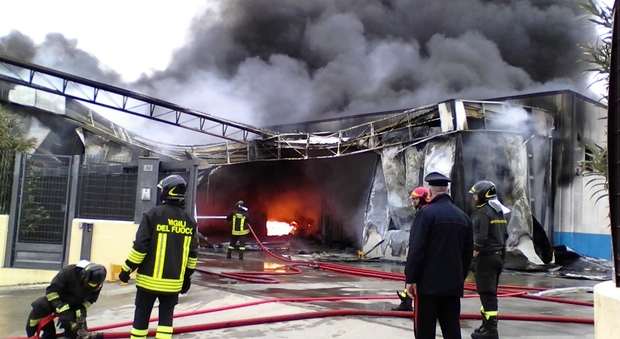Pavona, fuoco distrugge un capannone: intossicati alcuni lavoratori