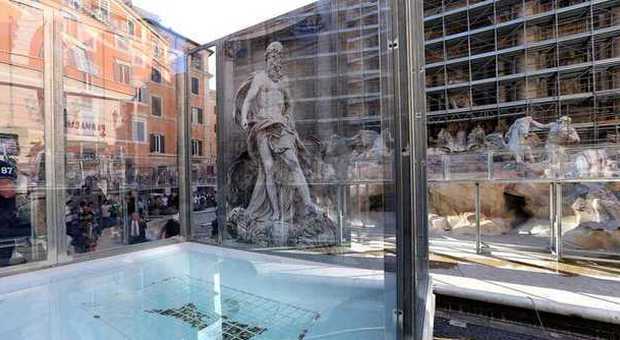 Fontana di Trevi: ecco la passerella con vista sul restauro
