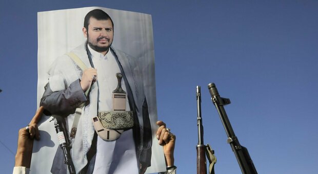 Abdul Malik al-Houthi, chi è il misterioso capo degli Houthi: da feroce combattente a «discendente» di Maometto