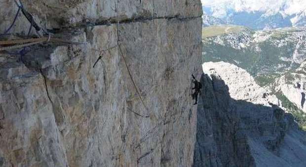La corda si incastra fra le rocce: due ragazzi bloccati in montagna