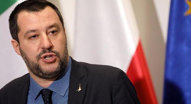 Salvini: «Migranti hanno dirottato un mercantile, qui non sbarcano»