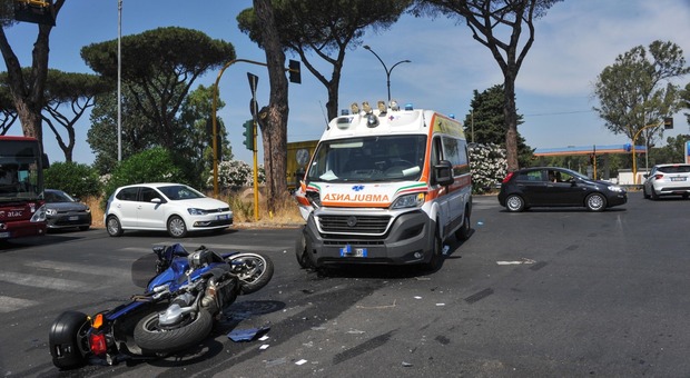 Roma, frontale tra moto e ambulanza sulla Colombo: gravissimo il motociclista