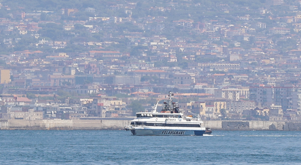 Napoli, aliscafo impatta contro il molo: 19 feriti, bambina di pochi mesi portata via in ambulanza