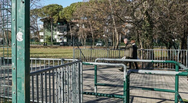 Trieste. Facevano sesso nei bagni del giardino pubblico frequentato da minori: denunciati due uomini per atti osceni