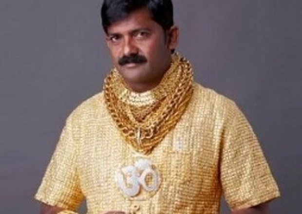 India, si fa confezionare una camicia d'oro per 230mila euro: assassinato da 12 persone davanti al figlio